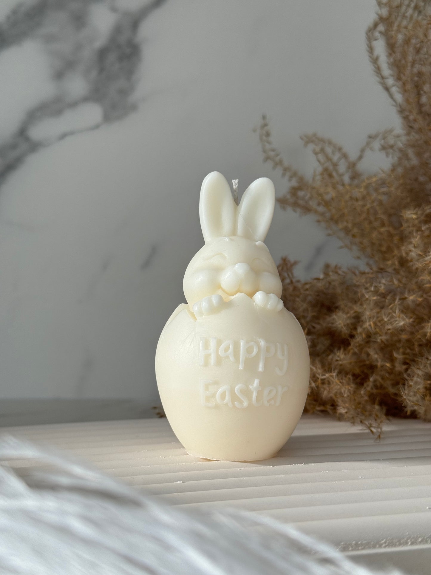 Viore svíčka Velikonoční kolekce - zajíček s nápisem Happy Easter