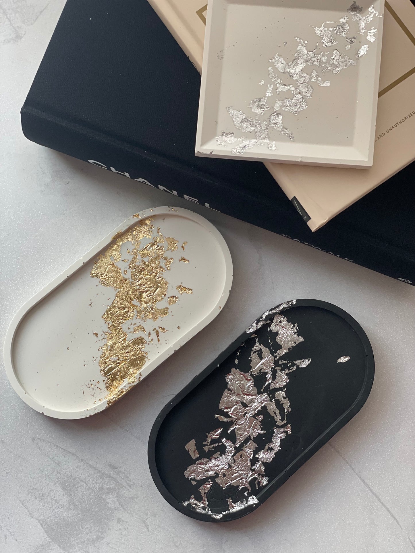 Tray in white color with gold elements